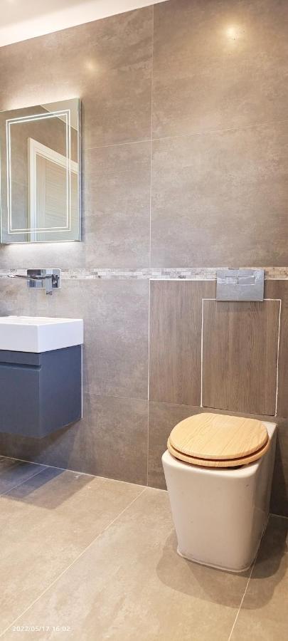 Top Floor Flat 5 Northwood 노스우드 외부 사진