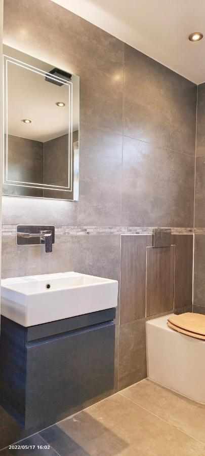Top Floor Flat 5 Northwood 노스우드 외부 사진